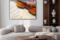 Plakat: Skrzypce na tle rozłożonych nut
