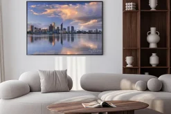 Plakat: Skyline perth w australii przez rzekę swan o zachodzie słońca