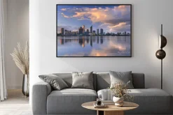 Plakat: Skyline perth w australii przez rzekę swan o zachodzie słońca