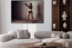 Plakat: Slim atrakcyjna sportsmenka w szkolenia kettlebell