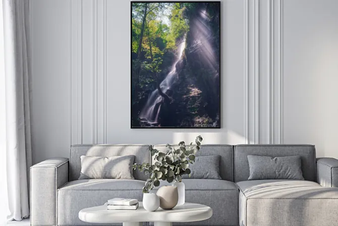 Plakat: Słońce oświetlające leśny wodospad