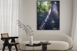 Plakat: Słońce oświetlające leśny wodospad