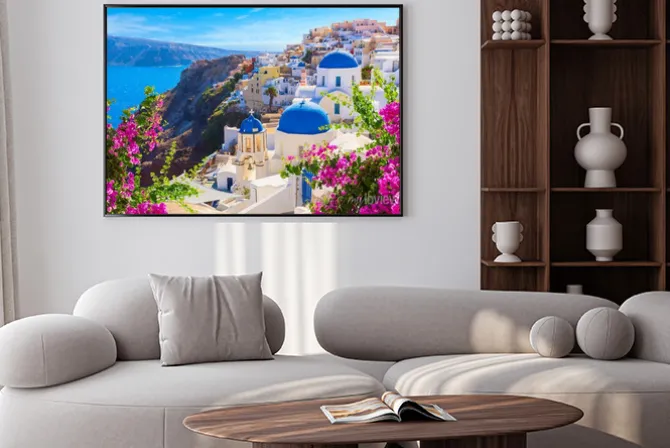 Plakat: Słoneczny dzień na santorini z widokiem na góry i morze