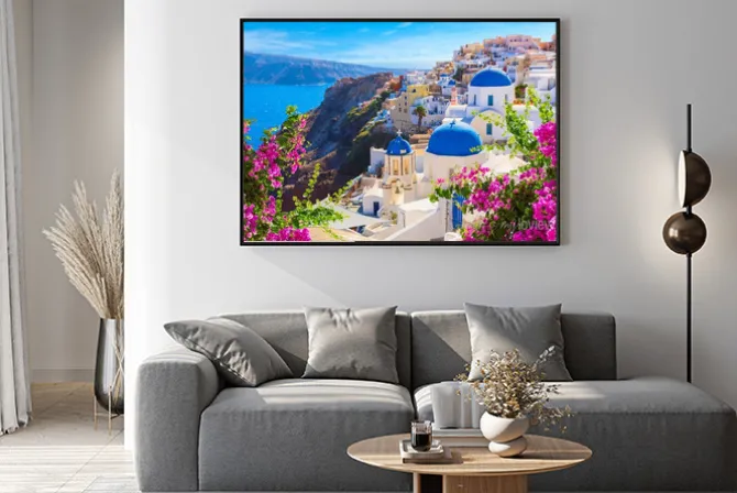 Plakat: Słoneczny dzień na santorini z widokiem na góry i morze