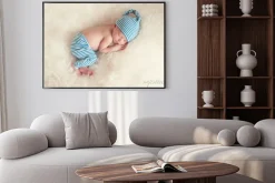 Plakat: Spanie noworodek piżamie i czapce spanie