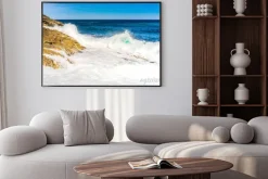 Plakat: Spienione fale uderzające o nadmorskie skały