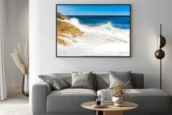 Plakat: Spienione fale uderzające o nadmorskie skały