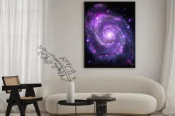 Plakat: Spiralna galaktyka w odcieniach fioletowego