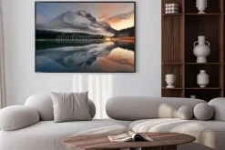 Plakat: Spokojna tafla jeziora na tle gór i lasu