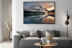 Plakat: Spokojna tafla jeziora na tle gór i lasu