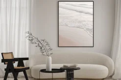 Plakat: Spokojne fale na piaszczystej plaży morski krajobraz