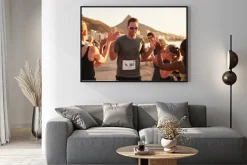 Plakat: Sportowiec dając piątkę do jego zespołu na mecie