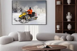 Plakat: Sportowiec na skuterze śnieżnym.