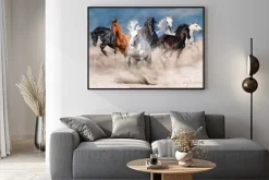 Plakat: Stado koni biegnie w pustynnym kurzu
