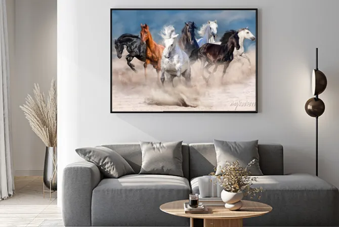 Plakat: Stado koni biegnie w pustynnym kurzu