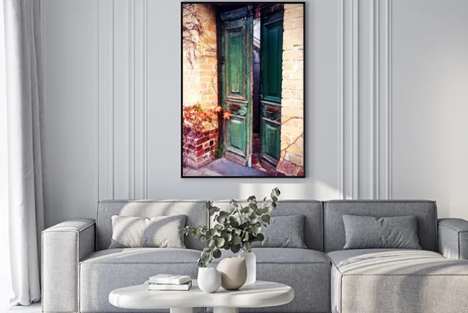 Plakat: Stare drewniane drzwi w ceglanym domu