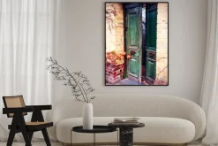 Plakat: Stare drewniane drzwi w ceglanym domu