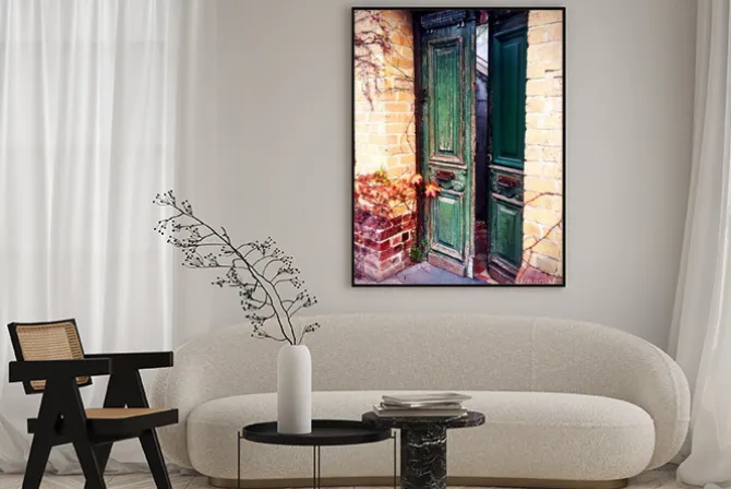 Plakat: Stare drewniane drzwi w ceglanym domu