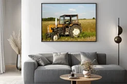 Plakat: Stary traktor pracujący na wiejskim polu