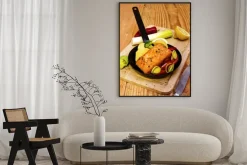 Plakat: Stek z łososia smażone na patelni.