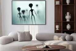 Plakat: Straszne sylwetki obcych i jasne światło w tle. 3d świadczonych