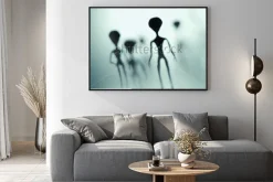 Plakat: Straszne sylwetki obcych i jasne światło w tle. 3d świadczonych