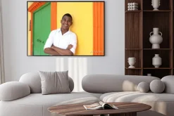 Plakat: Student aus sudamerika mit verschränkten armen