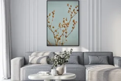 Plakat: Suche gałązki roślin na niebieskim tle