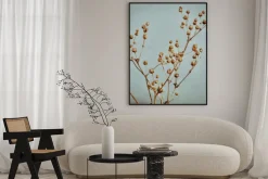 Plakat: Suche gałązki roślin na niebieskim tle