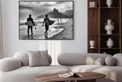 Plakat: Surferzy z deskami na plaży w rio