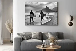 Plakat: Surferzy z deskami na plaży w rio