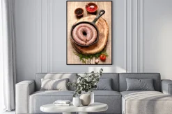 Plakat: Surowa kiełbasa na patelni