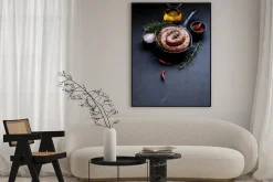 Plakat: Surowe kiełbasy wołowiny na patelni żeliwnej, selektywnym focus