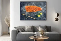 Plakat: Surowe ryby łososia stek z dodatkami takimi jak cytryny, pieprz,