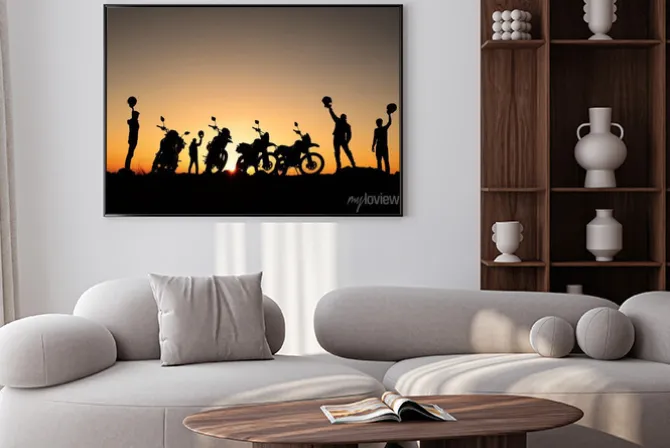 Plakat: Sylwetki motocyklistów i motorów o zachodzie słońca