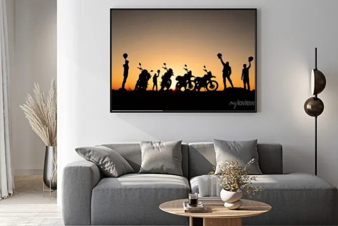 Plakat: Sylwetki motocyklistów i motorów o zachodzie słońca