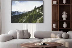 Plakat: Szlak turystyczny przez zalesione szczyty alpejskie w letnim