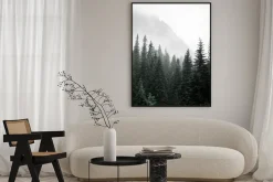 Plakat: Tajemniczy górski las ukryty we mgle