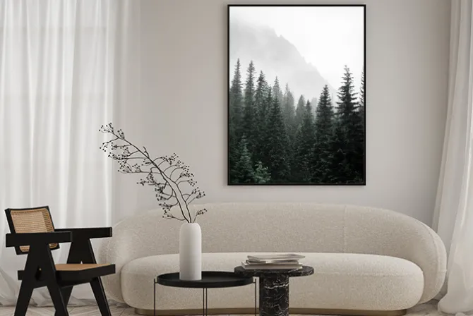 Plakat: Tajemniczy górski las ukryty we mgle