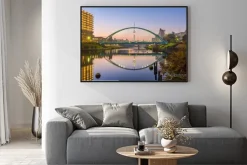 Plakat: Tokyo skytree i kolorowe mostu w refleksyjną