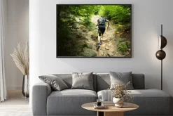 Plakat: Trailrunner z plecakiem uruchomiony po stromym wzgórzu