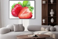 Plakat: Truskawki na białym tle.