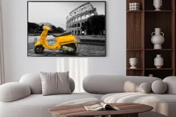 Plakat: Żółty skuter i koloseum w rzymie