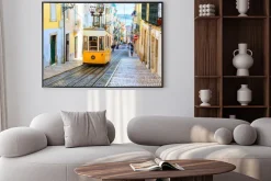 Plakat: Żółty tramwaj na ulicy lizbony