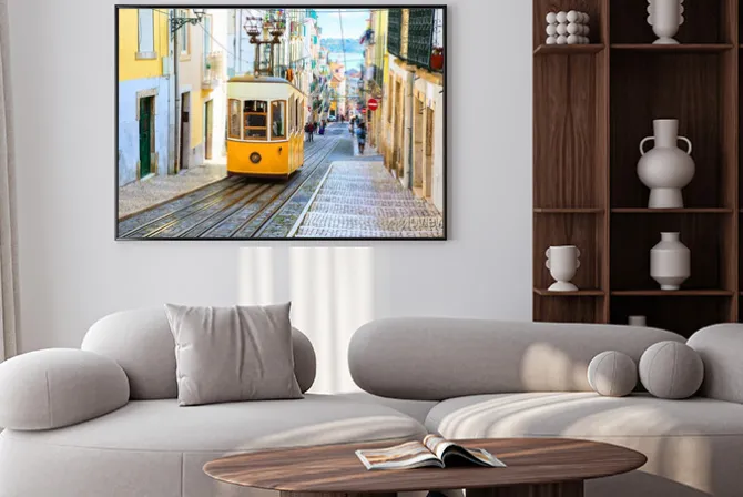 Plakat: Żółty tramwaj na ulicy lizbony