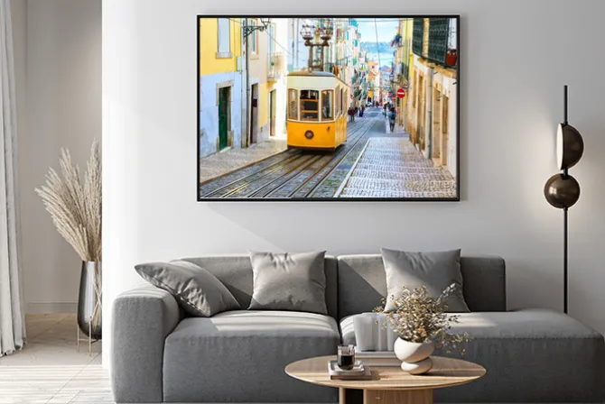 Plakat: Żółty tramwaj na ulicy lizbony