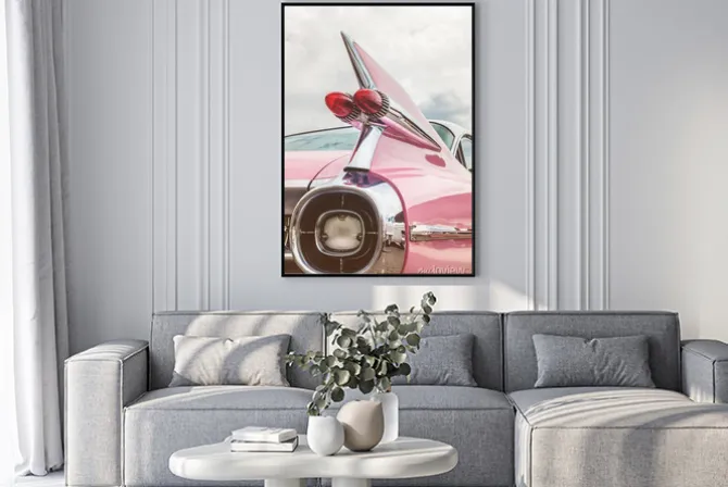 Plakat: Tylny koniec różowego samochodu klasycznego