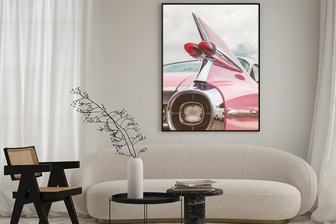 Plakat: Tylny koniec różowego samochodu klasycznego