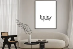 Plakat: Typograficzny minimalistyczny cytat o radości