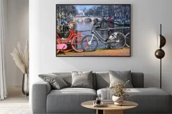 Plakat: Typowe miejskie rowery w amsterdamie w moście